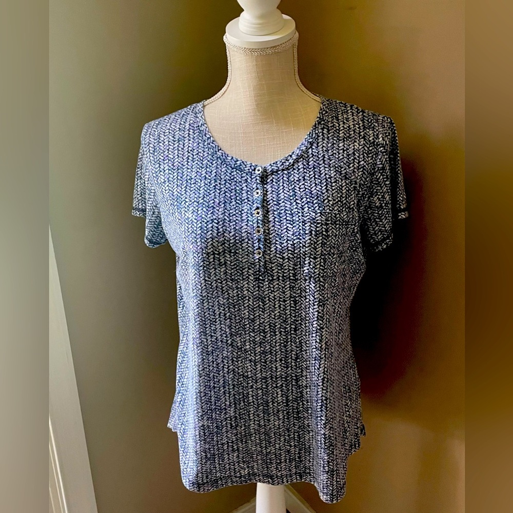 Ladies Liz Claiborne Sz M Henley Tee in Blue Geometric Print - EUC